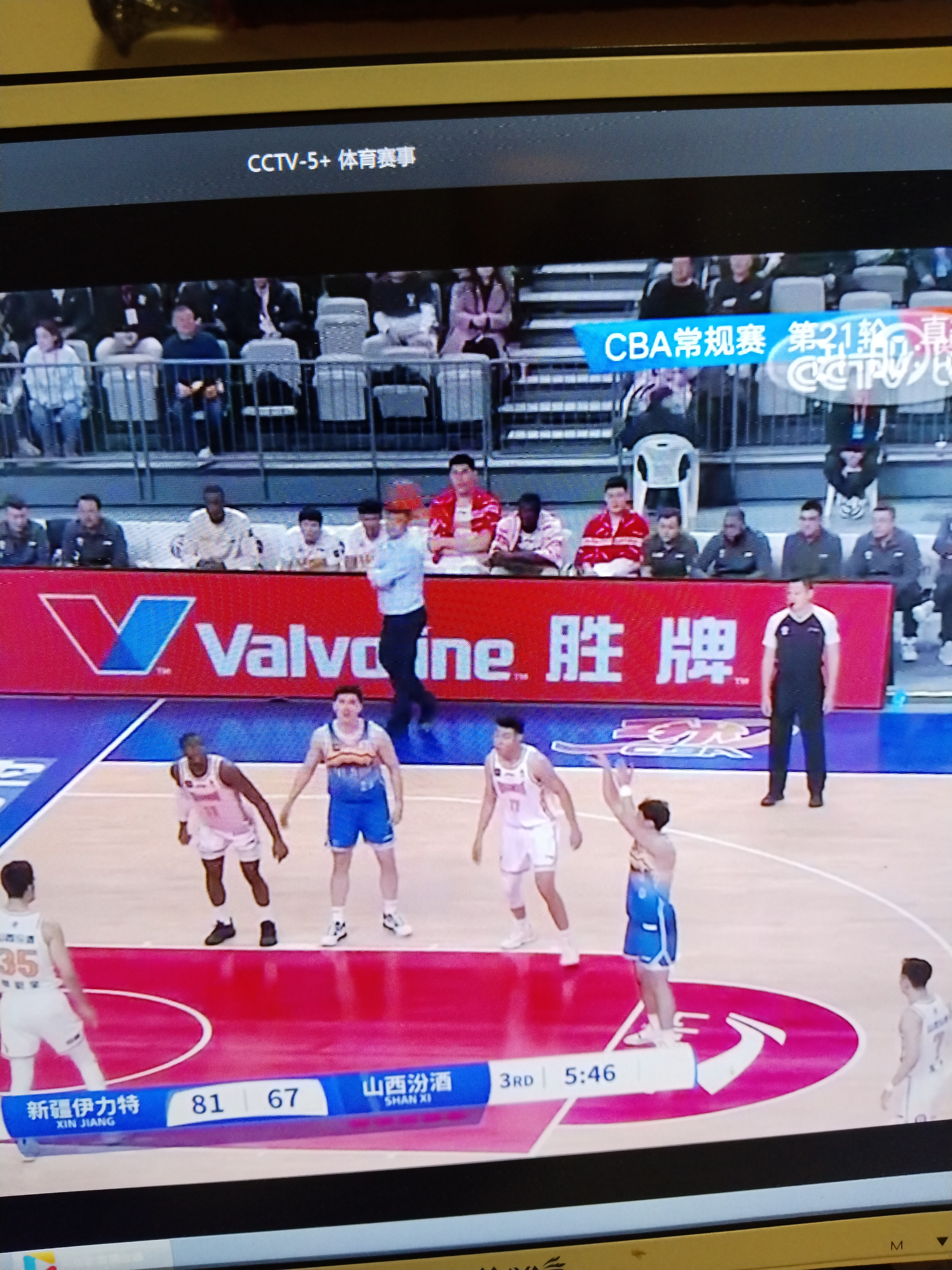 山西男篮奋发努力，一役胜出赛后欢呼的简单介绍